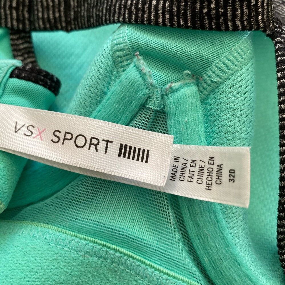 Victoria’s Secret Sports Bra size 32D - Picture 3 of 5